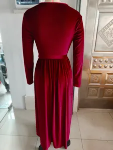 Vista posteriore dettagliata di un elegante abito lungo in velluto bordeaux da donna