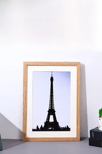 Vista dettagliata di una cornice portafoto in legno semplice in un ambiente moderno.