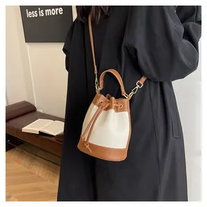 Vue détaillée du sac seau bicolore vintage avec cordon de serrage sur le modèle