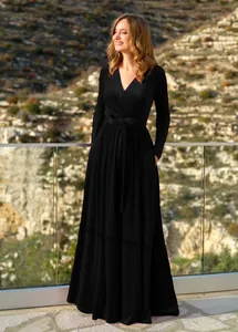 Elegante abito lungo in velluto nero con scollo a V e cintura annodata in esterno