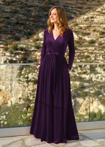 Elegante abito lungo in velluto viola intenso con scollo a V e maniche lunghe