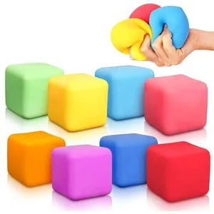 Nahaufnahme von bunten Maltose-Eiswürfel-Squishies zum Stressabbau beim Drücken