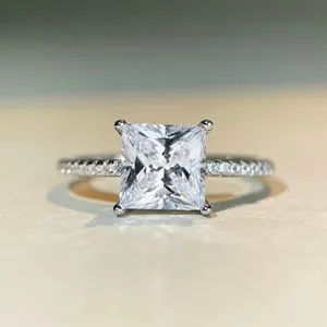 Klassischer 2-Karat-Moissanit-Ring im Prinzess-Schliff mit 4-Krallen-Fassung und Pavé-Band