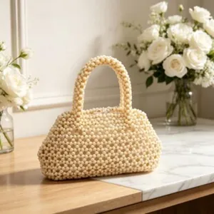 Elegante borsa a mano in perline di legno beige fatta a mano per le vacanze estive al mare