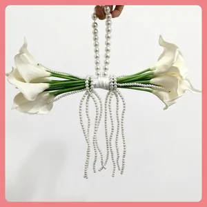 Vista dettagliata del bouquet da sposa fatto a mano con calle e perle bianche