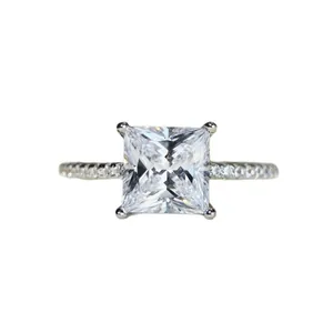 Klassischer Moissanit Ring im Prinzess-Schliff 2 Karat D Farbe mit Pavé-Band für Damen