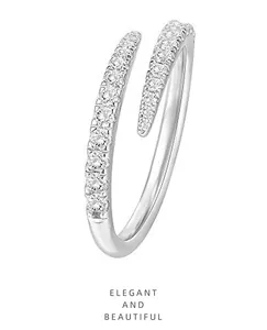 Primo piano di un anello aperto minimalista color argento con pietre pavé brillanti