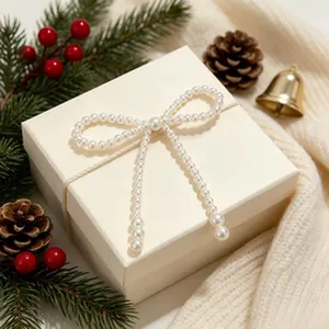 Dettaglio di un elegante fiocco di perle bianche fatto a mano su una scatola regalo