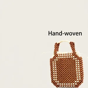 Squisita borsa a mano in perle di legno intrecciate con accenti marroni e fodera a coulisse.