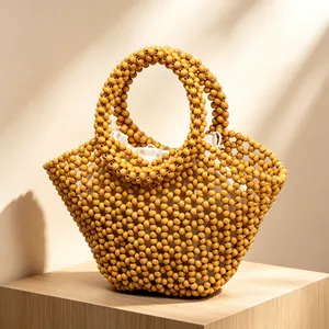 Vista dettagliata della borsa a mano in perle di legno fatta a mano con trama tessuta