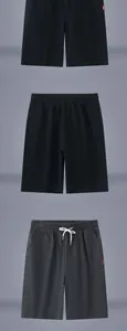 Vues de face et de dos de shorts décontractés en coton pour hommes en noir et gris