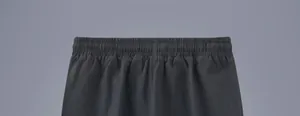 Gros plan sur la taille élastique confortable d'un short en coton et lin pour homme