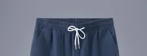 Vue détaillée de la taille élastique et du cordon sur le short en coton bleu.