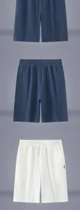 Vue détaillée de shorts décontractés en coton bleu marine et blanc avec cordon