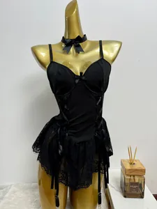 Nahaufnahme eines schwarzen Spitzen-Bodys mit zarten Bandschleifen am Mannequin