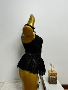 Detaillierte Seitenansicht eines schwarzen sexy Spitzenbodys mit Blumenmuster