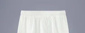 Détail de la taille élastique sur un short décontracté pour homme en pur coton blanc