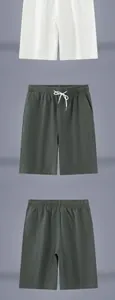 Vue détaillée de shorts décontractés en coton et lin pour hommes avec cordon de serrage.