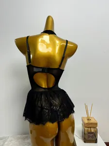 Detaillierte Rückansicht eines sexy schwarzen Spitzen-Bodys mit Herz-Ausschnitt-Design