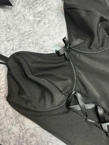 Nahaufnahme eines schwarzen Dessous-Bodys mit Schnürung, Bandschleife und Satinträgern
