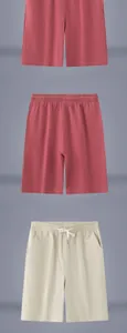 Vue détaillée de shorts décontractés en coton et lin pour hommes en rouge et beige.