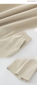 Gros plan d'un short en coton et lin beige montrant la texture du tissu et les détails.