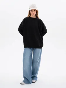Cozy oversized black crewneck sweatshirt for a minimalist and trendy street style look.
