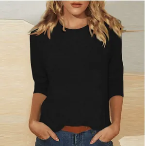 Gros plan détaillé du t-shirt noir à col rond pour femme avec manches trois-quarts