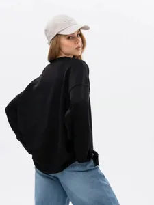 Back view of an oversized black crewneck sweatshirt for a casual hip-hop style