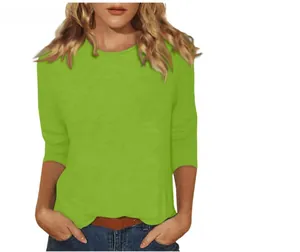 Détail d'un t-shirt femme vert citron à col rond avec des manches 3/4 élégantes