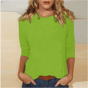 Détail d'un t-shirt femme vert citron éclatant avec col rond et manches trois-quarts de qualité