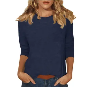 Gros plan d'un t-shirt bleu marine pour femme à col rond et manches 3/4 confortables