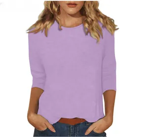 Vue détaillée d'un t-shirt lavande pour femme à col rond et manches 3/4 élégantes