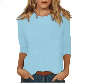 Détail d'un t-shirt bleu clair pour femme avec col rond et manches 3/4 couleur unie