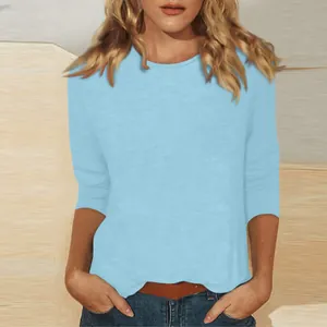 Vue détaillée du t-shirt bleu clair pour femme avec col rond et manches 3/4 décontractées
