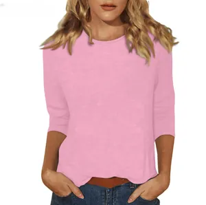 Vue détaillée d'un t-shirt rose doux à manches 3/4 pour femme avec col rond classique