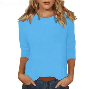 Détail du t-shirt femme à manches 3/4 bleu vif avec col rond et coupe décontractée unie