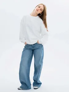 Minimalist white oversized crewneck sweatshirt for women in a street style hip hop look