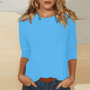 Détail d'un t-shirt bleu clair pour femme avec manches 3/4 et col rond confortable