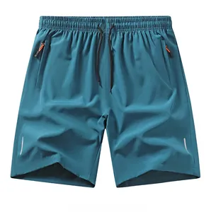Dettaglio dei pantaloncini sportivi da uomo ad asciugatura rapida con strisce riflettenti.