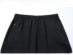 Dettaglio dell'elastico in vita e della coulisse di pantaloncini sportivi neri.