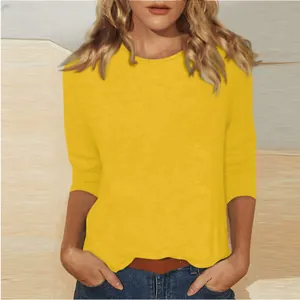 Vue détaillée d'un t-shirt jaune vif pour femme à col rond et manches 3/4 élégantes