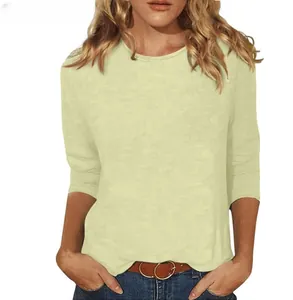 Gros plan d'un t-shirt femme avec col rond et manches 3/4 de couleur jaune pastel