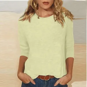 Vue détaillée d'un t-shirt femme jaune citron à col rond et manches 3/4 en tissu texturé
