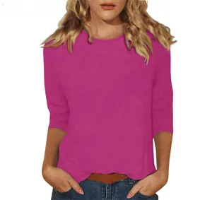 Vue détaillée d'un t-shirt magenta à col rond et manches trois-quarts pour femme