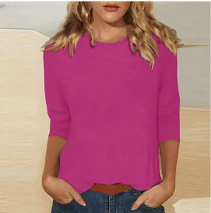 T-shirt décontracté pour femme magenta avec col rond, manches 3/4 et couleur unie simple.