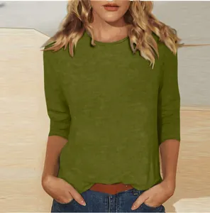 Gros plan sur un t-shirt femme vert olive à col rond avec des manches 3/4 confortables