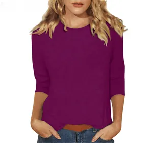 Vue détaillée d'une femme portant un t-shirt violet à col rond et manches trois quarts