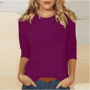 Vue détaillée d'un t-shirt violet pour femme à col rond et manches 3/4 montrant la coupe