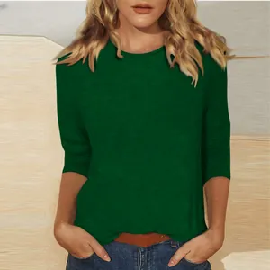 Vue détaillée d'un t-shirt femme à col rond et manches 3/4 de couleur vert forêt